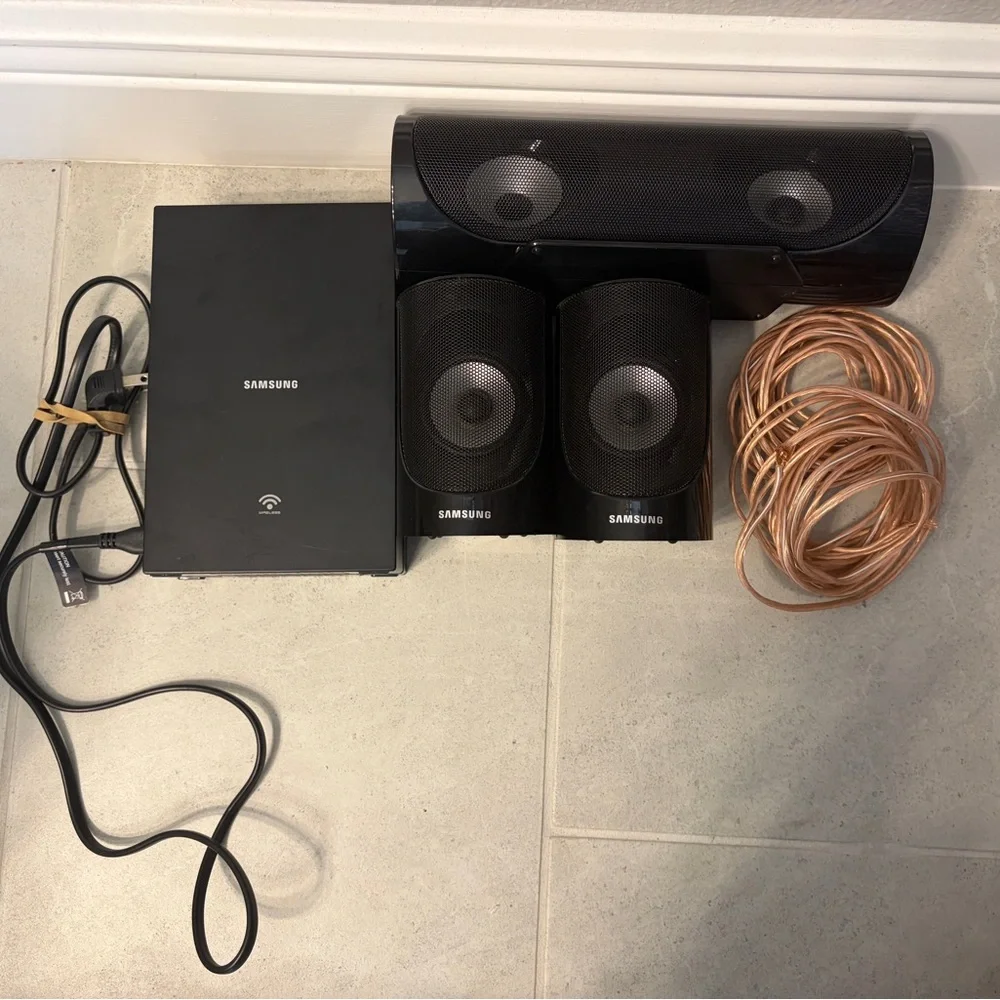 Samsung Soundbar + Rear Speakers + Wireless Module - / Untested